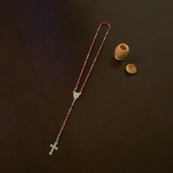 Red beaded necklace with cross on it - comes with small holder - Picture 7 of 10